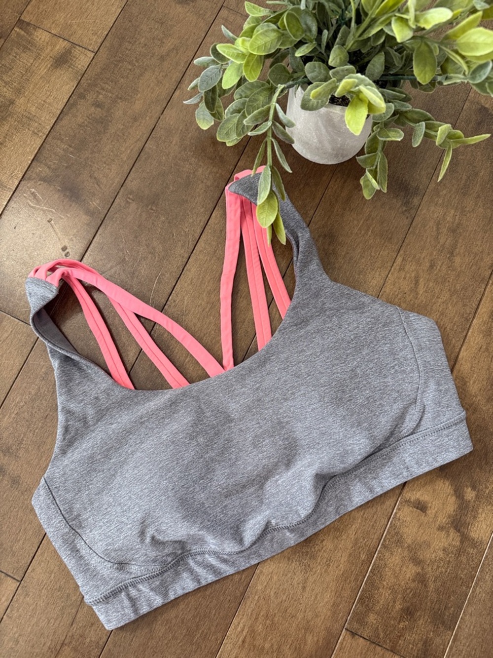 *flaw see pics - lululemon bra with cups